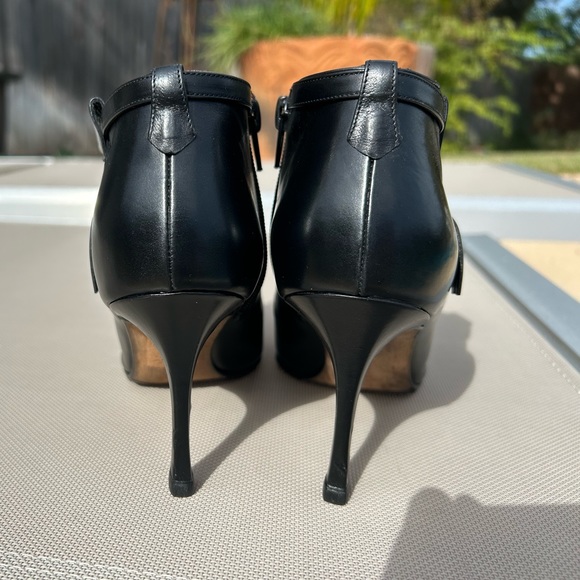 Manolo Blahnik black leather booties w/chain. Size 37.5 - Picture 4 of 15
